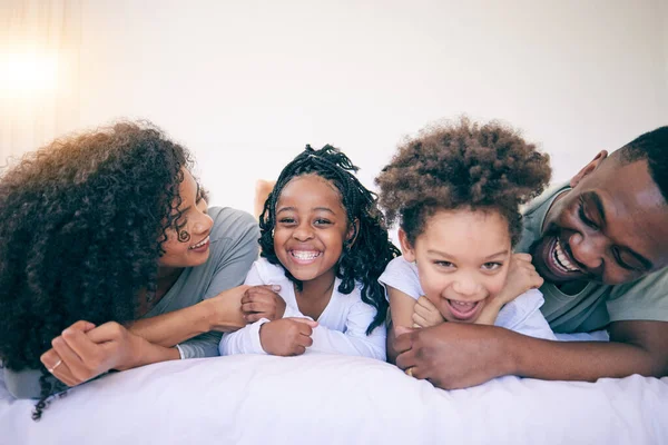 Happy Laugh Morning Black Family Bedroom Wake Bonding Affectionate Weekend — Stock Photo, Image