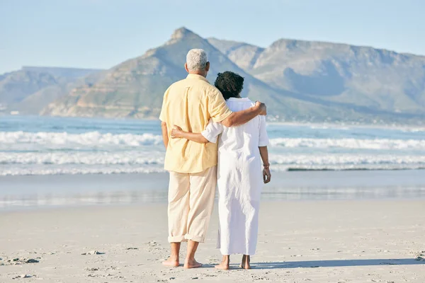 Altes Paar Strand Umarmung Und Reisen Mit Ruhestand Und Liebe — Stockfoto