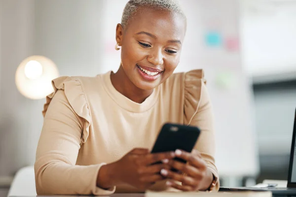 幸せと電話 電子メールやソーシャルメディアとの通信のための黒人女性 オフィスやテキストメッセージ ビジネスマン オンラインのためのスマートフォンやチャット日付 ブログ投稿とデスクトップでの連絡先のための笑顔 — ストック写真