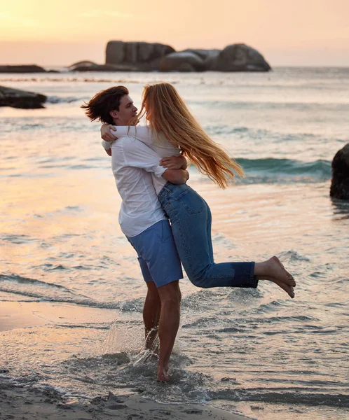 海洋中的情侣 自由与拥抱 爱情与承诺的关系 男人在海滩冒险荡妇 与人在户外的信任 伙伴关系和关怀 日落时的浪漫和幸福 — 图库照片