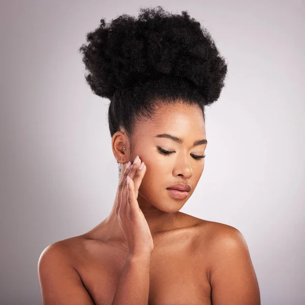 Huid Schoonheid Zwarte Vrouw Met Hand Gezicht Witte Achtergrond Cosmetica — Stockfoto
