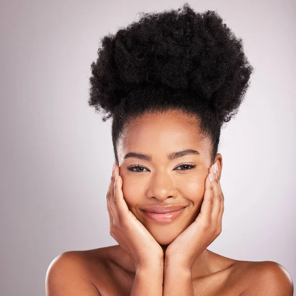 Skincare Maquiagem Retrato Mulher Negra Com Confiança Fundo Branco Produtos — Fotografia de Stock
