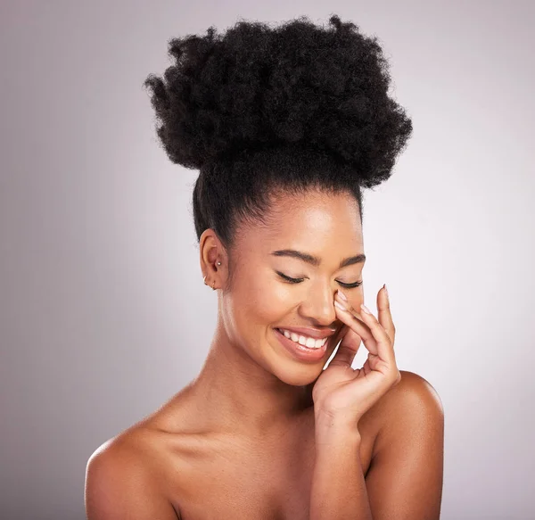 Cilt Bakımı Güzellik Gülümseme Siyah Kadın Mutluluk Beyaz Arka Plan — Stok fotoğraf