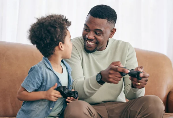 Famiglia Nera Padre Figlio Che Giocano Videogiochi Sul Divano Del — Foto Stock