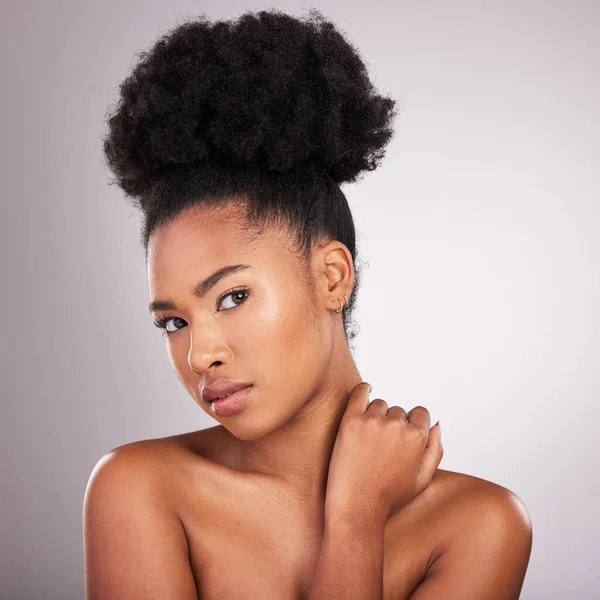 Schönheit Make Und Porträt Schwarze Frau Mit Selbstvertrauen Weißem Hintergrund — Stockfoto