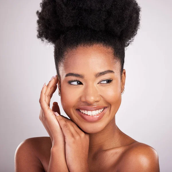 スキンケア 美しさと笑顔 自信を持って黒の女性 白い背景と化粧品製品 皮膚科と自然メイク 健康的なスキンケアと健康のためのスタジオでのアフリカモデル — ストック写真