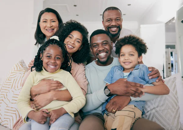 愛とケアと子供 両親や祖父母とソファの上で黒の家族 笑顔と肖像画 シニア男性 世代の女性と子供 ソファの上のリビングルームで抱擁と結合 — ストック写真