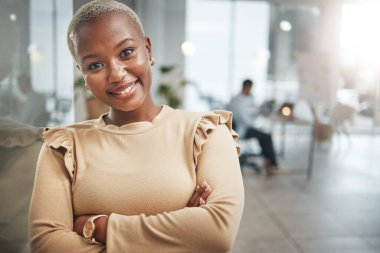 Mutluluk, iş ve kollarını kavuşturmuş siyah bir kadının portresi, güven ve kurumsal uzmanlık. Gülümse, gurur ve Afrikalı bir çalışan iş yerinde güç ve mutluluk için duruyor..