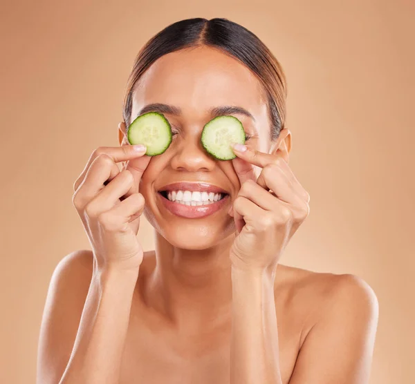 Pielęgnacja Skóry Ogórek Oczach Twarzy Kobiety Uśmiechem Odnowy Biologicznej Leczenie — Zdjęcie stockowe