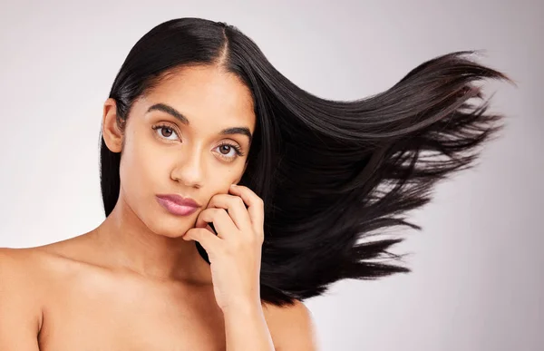 Vlasy Flip Portrét Krása Ženy Izolovaném Bílém Pozadí Studio Procedurou — Stock fotografie