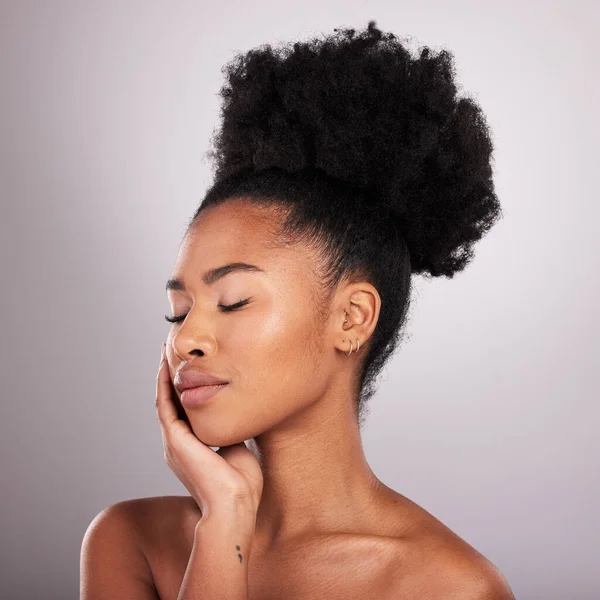 自信を持って目を閉じたスキンケア 美しさと黒の女性 白の背景や化粧品製品 皮膚科 自然メイク 健康な肌と健康のためのスタジオでのアフリカモデル — ストック写真