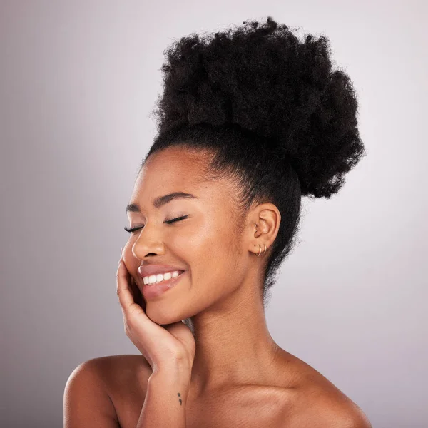 Huid Glimlach Zwarte Vrouw Met Ogen Gesloten Vertrouwen Witte Achtergrond — Stockfoto