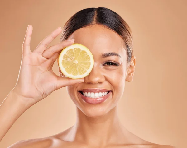 Stüdyoda Gülümseyen Cilt Bakımı Limon Yüz Bakımı Doğal Kozmetik Ürünleri — Stok fotoğraf