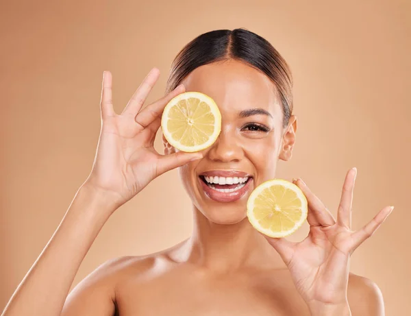 Cilt Bakımı Ellerinde Limon Yüzünde Sağlık Yüz Bakımı Doğal Kozmetik — Stok fotoğraf