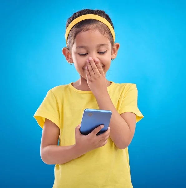 Telefon Mosoly Gyermek Nevetni Kék Háttér Közösségi Média Vicces Videó — Stock Fotó