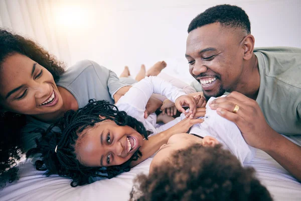 在卧室里和黑人家人在一起 挠痒痒 早上醒来 与父母和孩子一起在家里度过快乐 欢乐和闲暇的时光 — 图库照片