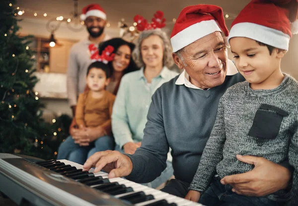 Família Natal Avô Com Neto Piano Para Aprendizagem Ensino Vínculo — Fotografia de Stock