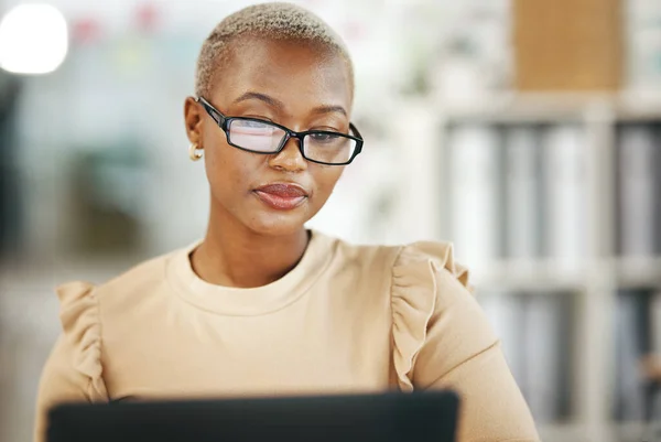 Escritório Laptop Mulher Negra Com Óculos Pesquisa Internet Verificação Relatório — Fotografia de Stock
