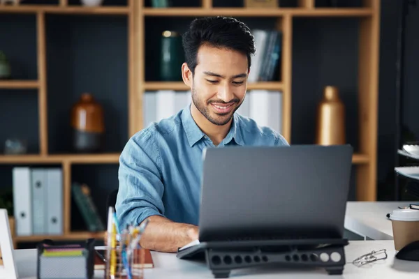 Szczęśliwy Biznesmen Piszący Laptopie Biurze Zarządzania Startupem Planowania Agencji Pracownik — Zdjęcie stockowe
