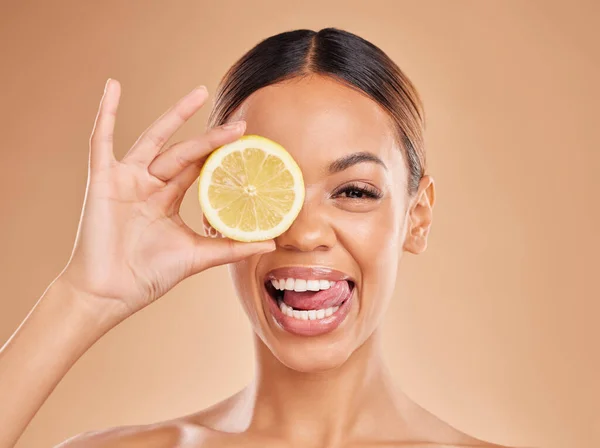 Lemon Cilt Bakımı Stüdyo Ortamında Gülümseyen Bir Kadın Yüzü Sağlık — Stok fotoğraf