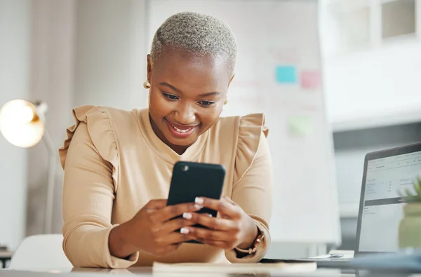 笑顔でスマートフォン上の黒人女性 オフィスやテキストメッセージ 電子メールや幸福とソーシャルメディア ビジネスマン オンラインのための電話アプリやWebチャット日付 ブログの投稿とデスクトップでの連絡先のために興奮 — ストック写真