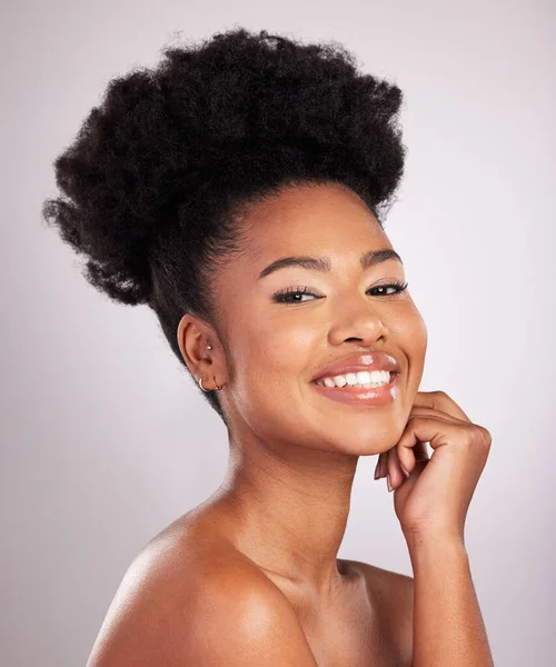 Skincare Beleza Sorriso Retrato Mulher Negra Com Confiança Fundo Branco — Fotografia de Stock