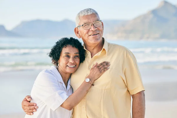Starsza Para Plaży Przytulić Uśmiech Podróży Emerytury Miłości Świeżym Powietrzu — Zdjęcie stockowe