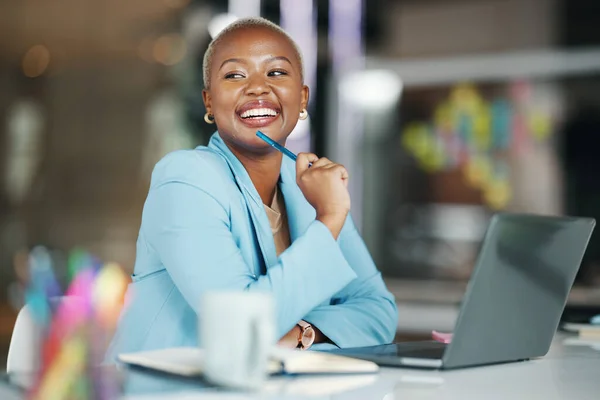 Uśmiech Biurze Laptop Szczęśliwa Czarna Kobieta Agent Kreatywny Lub Osoba — Zdjęcie stockowe