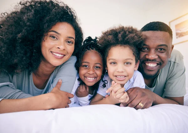 黑人家庭的笑容 幸福和母亲 父亲和女儿的肖像躺在床上 带着父母的爱和支持 在卧室 家和快乐的孩子们在一起 — 图库照片