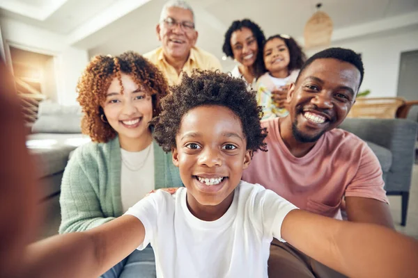 ソーシャルメディアのためのリビングルームで黒人家族とのケア 笑顔と自撮り 絆とリラックス サポート 週末のための家の親と子供との幸福 画像と世代 — ストック写真