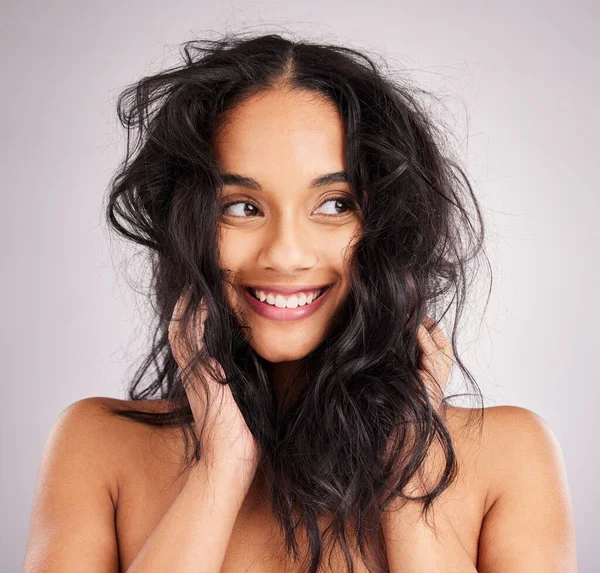 Vlasy Šťastný Ženou Krásou Chaotický Účes Kosmetika Pozadí Studia Wellness — Stock fotografie