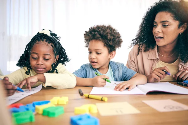 Bücher Zeichnen Und Mutter Mit Kindern Für Hausaufgaben Schulische Aktivitäten — Stockfoto