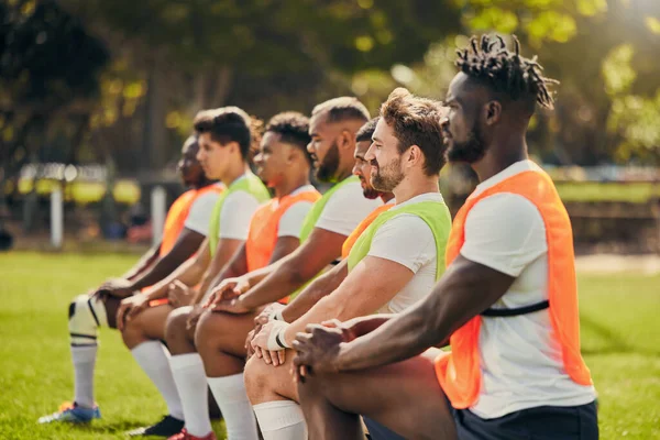 Rugby Sport Różnorodność Mężczyźni Trening Świeżym Powietrzu Trawie Zespołem Kolanie — Zdjęcie stockowe