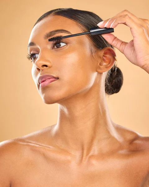 Mascara Borstel Indiase Vrouw Gezicht Schoonheid Van Toepassing Make Product — Stockfoto