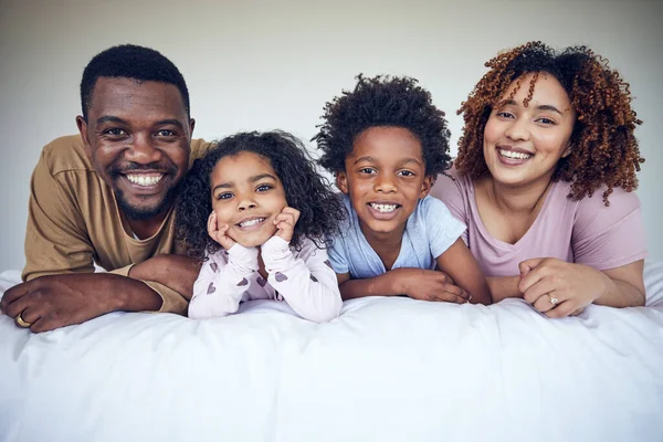 黑人家庭 在床上肖像画和放松 快乐和微笑 在他们的家在一起 孩子和父母都在卧室里醒来 躺在床上休息 玩得很开心 周末过得很愉快 — 图库照片