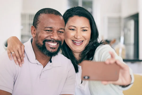 Senior Pareja Negra Selfie Sonrisa Casa Juntos Para Abrazos Redes — Foto de Stock