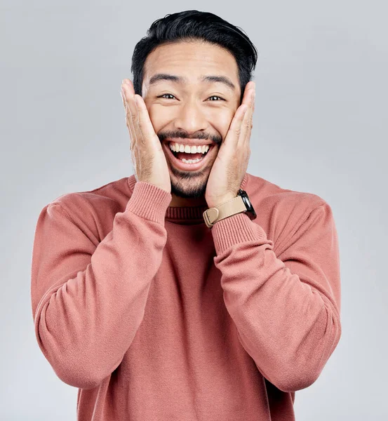 Portret Niespodzianka Azjatycki Mężczyzna Podekscytowany Wow Szczęście Szarym Tle Studio — Zdjęcie stockowe