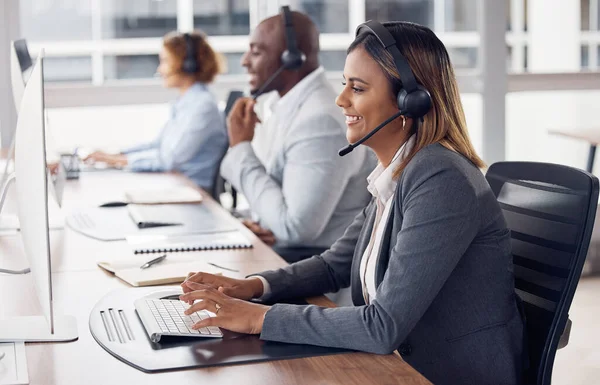 Call Center Vrouw Computer Typen Met Glimlach Lezen Customer Support — Stockfoto