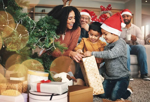 Natal Família Meninos Abrindo Presente Celebrando Feriado Feliz Com Uma — Fotografia de Stock