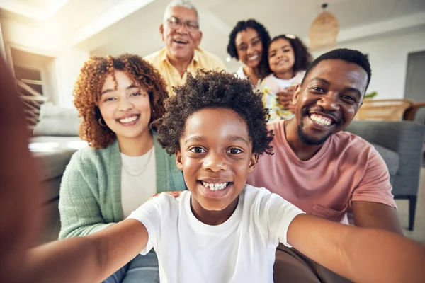 Gerações Sorriso Selfie Com Família Negra Sala Estar Para Mídias — Fotografia de Stock