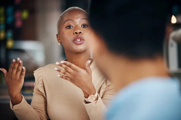 Mujer Negra Explicar Hablar Con Gente Negocios Amigos Oficina Equipo — Foto de Stock