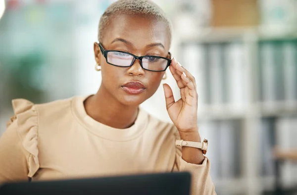 Laptop Mulher Séria Negra Com Óculos Mail Leitura Relatório Pesquisa — Fotografia de Stock
