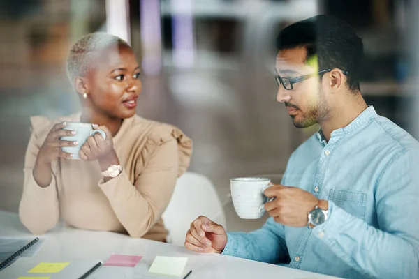 Equipe Interracial Brainstorming Reunião Café Com Pesquisa Mercado Discussão Estratégia — Fotografia de Stock