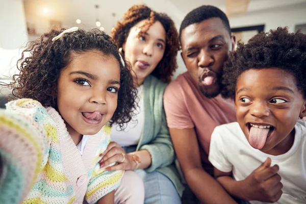 口舌和自私自利与黑人家庭在客厅社交媒体 结合和滑稽的脸 与父母和孩子在家里的快乐 照片和照顾 以获得回忆 支持和周末 — 图库照片