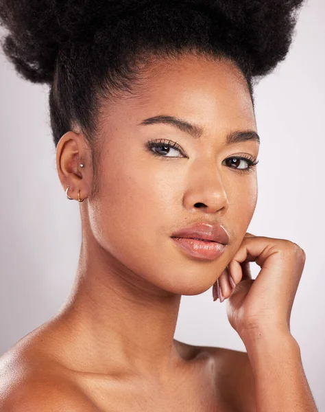 具有严肃的面孔 白色背景和化妆品的皮肤 美丽和肖像的黑人妇女 皮肤科和自然妆容 非洲健康皮肤护理和健康工作室模式 — 图库照片