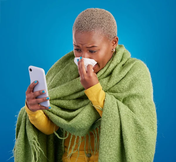 Mulher Negra Doente Telefone Nariz Soprando Fundo Estúdio Alergias Vírus — Fotografia de Stock