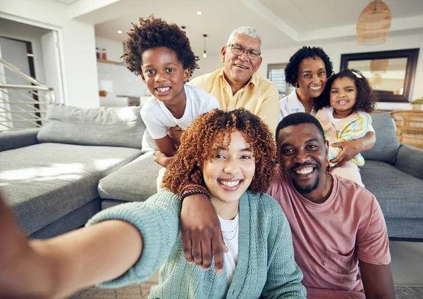 ソーシャルメディアのためのリビングルームで黒人家族とリラックスし 笑顔と自撮り 絆と誇りを持っています サポート 週末のための家の親と子供との幸福 画像と世代 — ストック写真