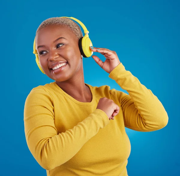 Mujer Negra Auriculares Escuchar Música Con Una Sonrisa Estudio Mientras — Foto de Stock