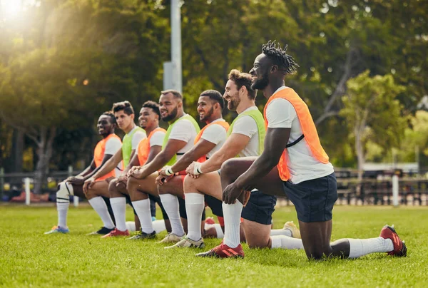 Rugby Sport Mångfald Och Män Tränar Utomhus Ett Gräsplan Med — Stockfoto