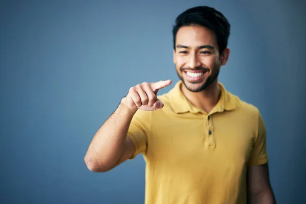Mockup Glimlach Aziatische Man Wijzen Ruimte Product Plaatsing Tegen Blauwe — Stockfoto
